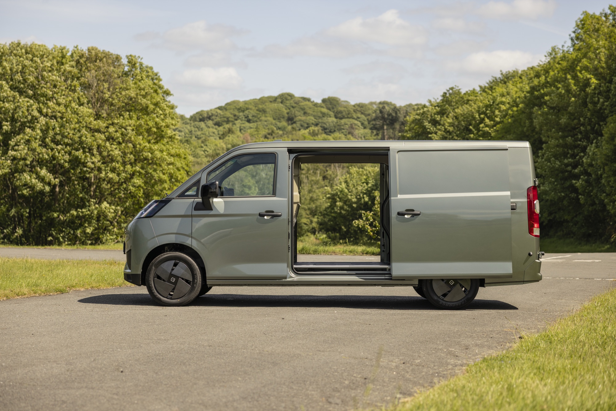 Farizon V7E with both sliding side doors open
